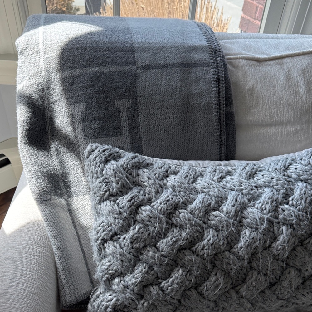 H blanket Gray Knit Throw Blanket